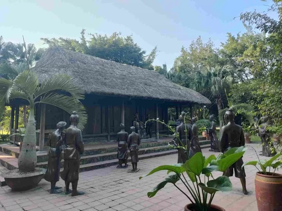 Du Xuân - Đền Trạng Trình Nguyễn Bỉnh Khiêm ( Tiên Tri số 1 Vn ) - Bạch Đằng Giang