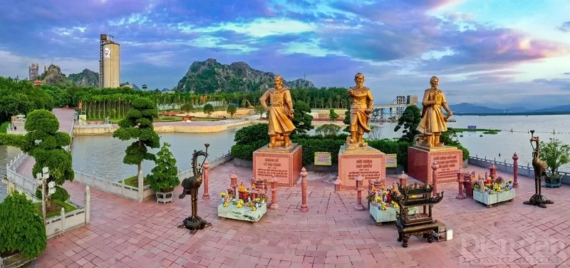 Du Xuân - Đền Trạng Trình Nguyễn Bỉnh Khiêm ( Tiên Tri số 1 Vn ) - Bạch Đằng Giang