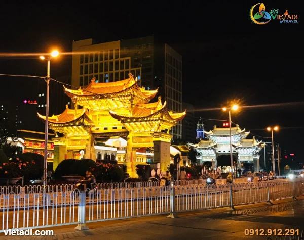 Kim Mã Bích Kê Phường về đêm, Côn Minh