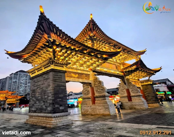Cổng chào Kim Mã Bích Kê Phường lên đèn, Côn Minh