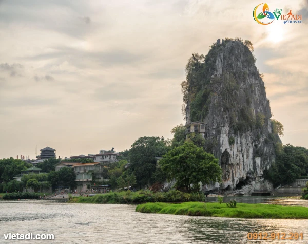 Núi Phục Ba Quế Lâm - ngọn núi đơn độc sừng sững bên sông Ly Giang