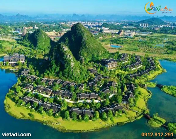 Quế Hải Tình Lam Quế Lâm - công trình kiến trúc hiện đại bên hồ nước, được ví như Thụy Sĩ thu nhỏ phương Đông