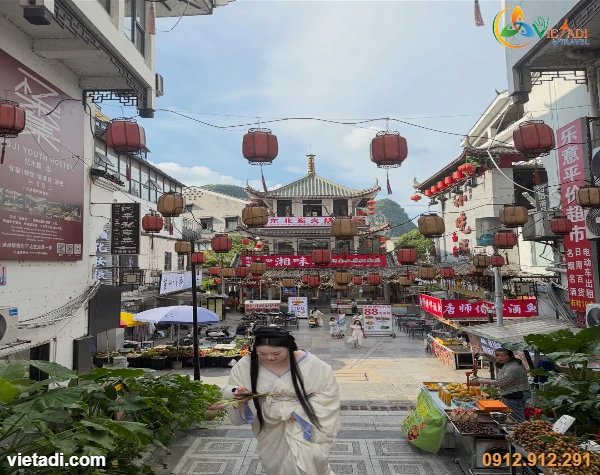 Phố cổ Quế Lâm về đêm với cổng đèn lồng đỏ rực rỡ