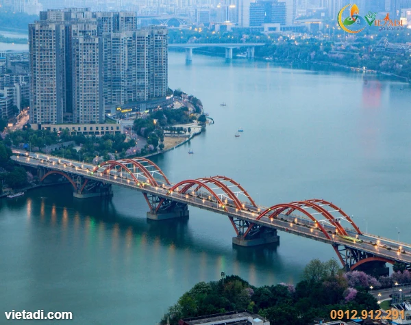 Cây cầu vòm đỏ bắc qua sông Liễu Giang ở Liễu Châu lúc chiều tối