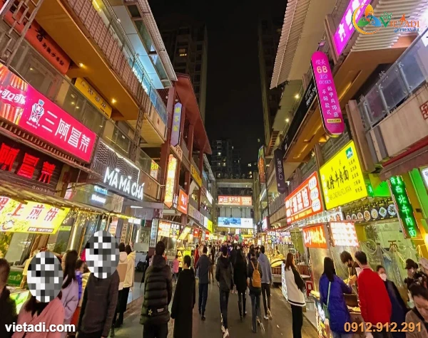 Chợ đêm Trung Sơn Nam Ninh với biển hiệu đèn neon rực rỡ và dòng người đông đúc