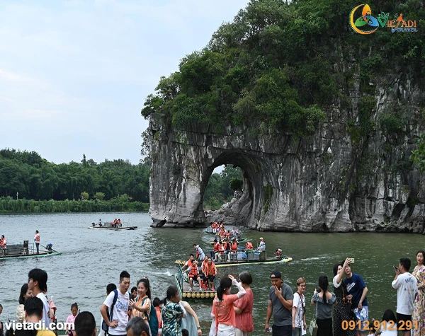 Núi Vòi Voi bên sông Ly ở Quế Lâm với những chiếc bè tre chở du khách