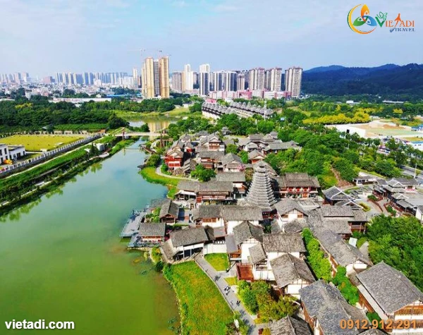 Toàn cảnh Tương Tư Hồ Trấn ở Nam Ninh với dãy nhà mái ngói và tháp cổ bên hồ