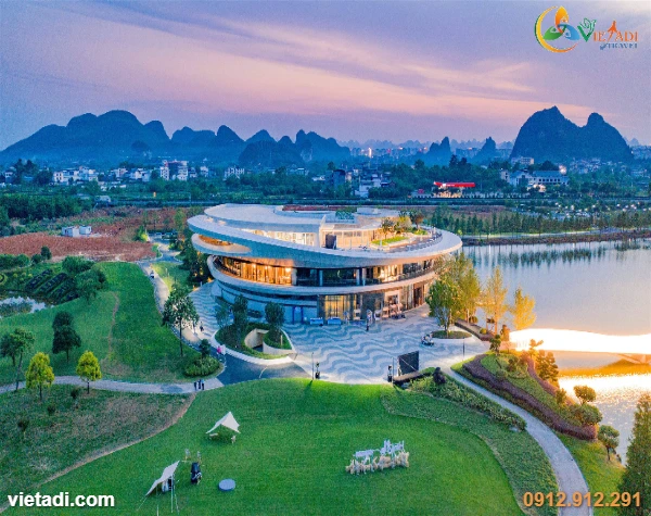 Quế Hải Tình Lam Quế Lâm - công trình kiến trúc hiện đại bên hồ nước, được ví như Thụy Sĩ thu nhỏ phương Đông