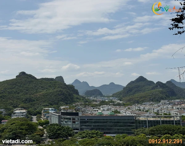 Toàn cảnh thành phố Quế Lâm nhìn từ trên cao với dãy núi đá vôi bao quanh