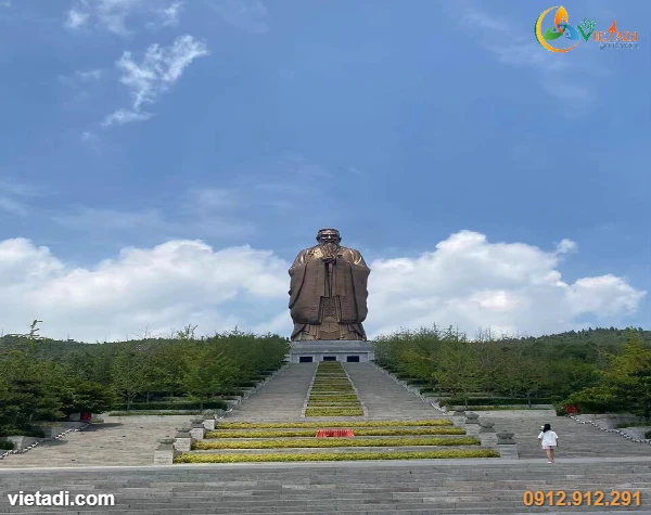 Tượng đồng Khổng Tử tại Thánh Cảnh Ni Sơn