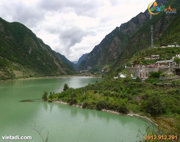 Tour Trung Quốc Hà Nội - Trùng Khánh - Cửu Trại Câu - Từ Khí Khẩu - Hồng Nhai Động 6 Ngày 5 Đêm